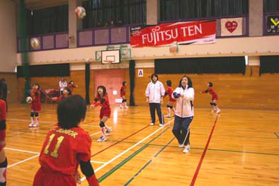 富士通テン、中津川市でバレーボール教室を開催 画像