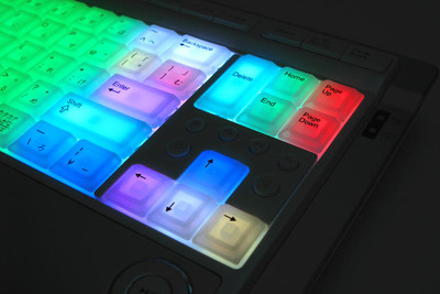 レインボーに光るUSBキーボード　好みの設定も 画像