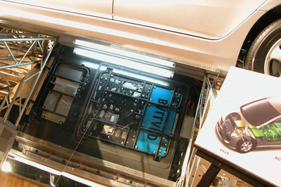 【三菱『FCV』燃料電池車】バラード社製の燃料電池スタック 画像