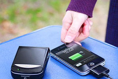 単3形乾電池で充電可能なiPhone/iPod用モバイルバッテリ 画像