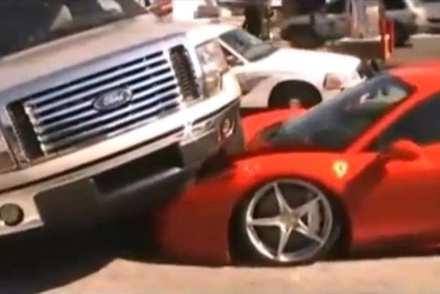 フェラーリとフォードのトラックが衝突…フェラーリF-150？［動画］ 画像
