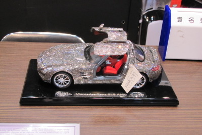 ［ギフトショー11］スワロフスキーが輝く SLS AMG ミニカー、価格は30万円 画像