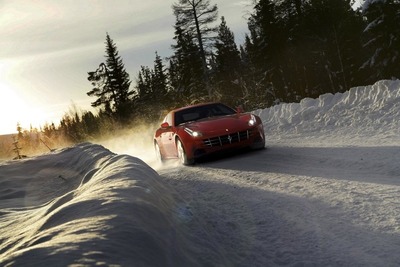 フェラーリ FF、雪上を駆ける 画像