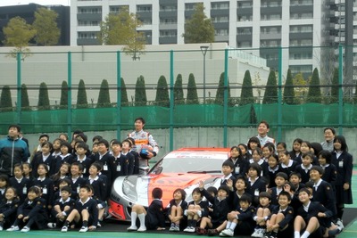 ［ARTA体制発表］小学校校庭でSUPER GTマシンのデモ 画像