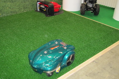 【エコハウスEXPO11】世界初の自動芝刈りロボット 画像