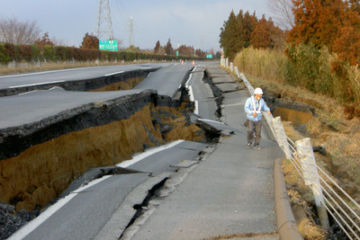【東北地方太平洋沖地震】常磐道で路面の陥没 画像