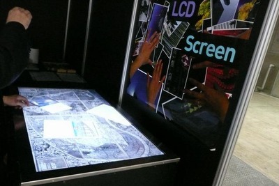 【ファインテックジャパン11】多人数で同時にマルチタッチ…46型ディスプレイ 画像