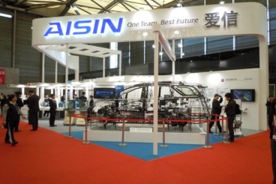 【上海モーターショー11】アイシン4社、ワイヤーフレームに製品を組み込んでアピール 画像