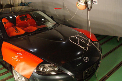 【自動車アセスメント2003】衝突実験を報道陣に公開 画像