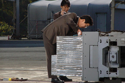 【自動車アセスメント2003】大破する車体、飛び散る部品 画像