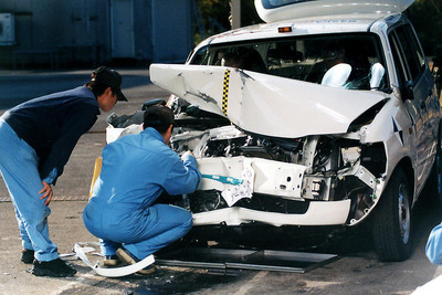 【自動車アセスメント2003写真蔵】これだけ損傷してもドアはちゃんと開いた 画像