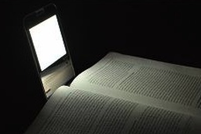 東芝、持ち運び可能な有機EL照明を開発---被災地に寄付 画像