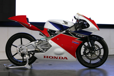 【ホンダ NSF250R 発表】新開発エンジンは「軽量・小型・高出力」 画像