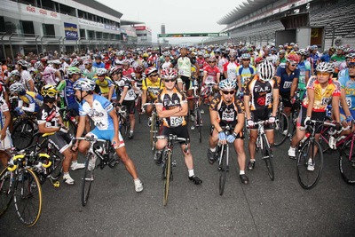 レーシングコースを競技用自転車で走行　7月3日 画像