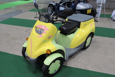 【スマートグリッド展 11】おでかけですカー…またがって運転するマイクロEV 画像