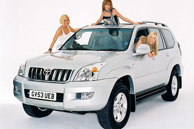 人気ポップグループ「アトミック・キトゥン」がトヨタ『RAV4』で疾走 画像