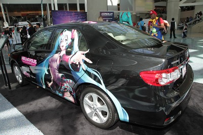 初音ミクがアメリカ初上陸！ 会場には痛車 カローラも 画像