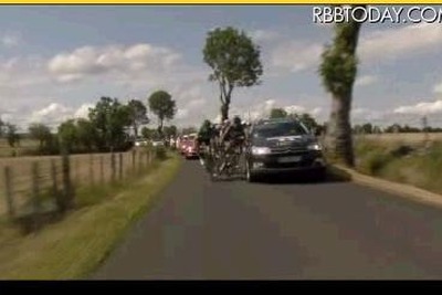 自転車ロードレースで中継車と選手が接触 画像