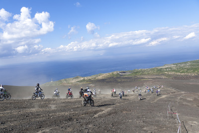 噴火からエンデューロレースまで　都庁で三宅島パネル展 画像