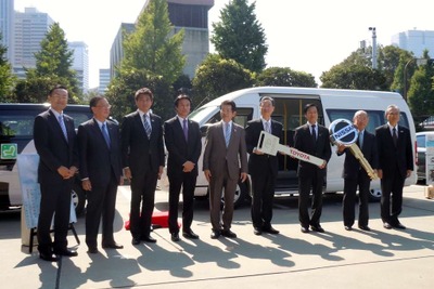東日本大震災の被災地にバリアフリー車両を引渡し…トヨタ、日産 画像