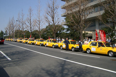 タクシーが監督官庁前を占拠!---労組が改善を訴え 画像