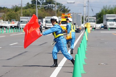 ［NEXCO東日本 事故訓練］規制方法に流儀やノウハウ 画像