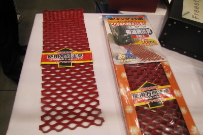 ［技とテクノの融合展］雪道脱出具、タイヤの下に入れるだけ---紙 画像