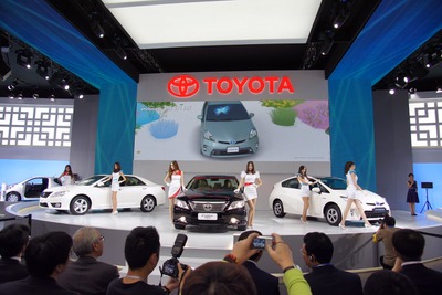 【広州モーターショー11】トヨタ、カムリ 新型と プリウス 新型を中国デビュー 画像