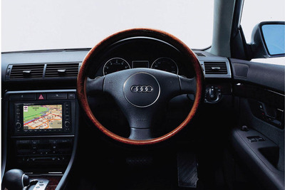 アウディ『A4』にウッドを多用した限定車 画像