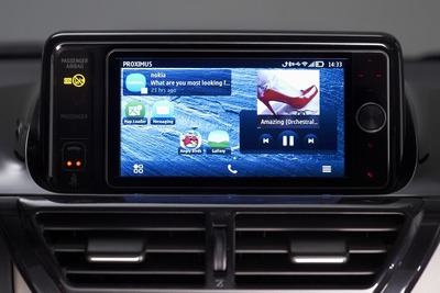 スマートフォンを車載ディスプレイで遠隔操作…トヨタ iQ に設定 画像