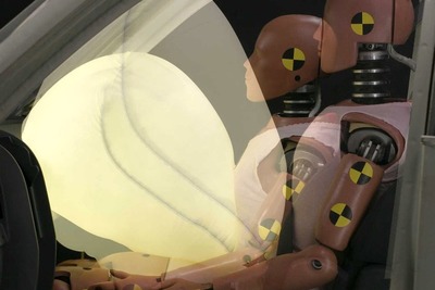 乗員の体のサイズに合わせて展開を調整するエアバッグ　TRWが開発 画像