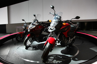 【東京モーターショー11】形こそ違えど3兄弟…ホンダの新型バイク 画像