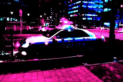 パトカーとバイクが出会い頭衝突…バイクの少年は無免許 画像