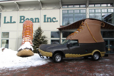 ブーツモービル、米国に出現…身長45mの巨人が履く?! 画像