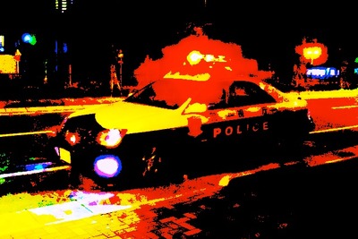 事故現場で交通整理の警官、クルマにはねられ重傷 画像