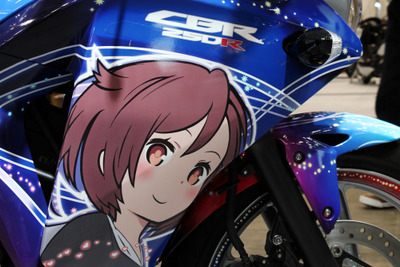 【東京モーターサイクルショー12】ついにホンダが公式にアニメ『わんおふ』の痛単車を制作！ 画像