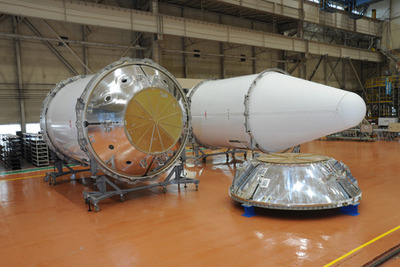 川崎重工、H-IIAロケット21号機用フェアリングを出荷 画像
