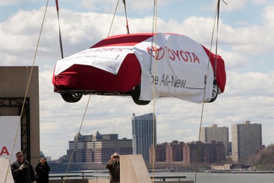 【ニューヨークモーターショー12】トヨタの新型セダン、会場に到着…アバロン 次期型か 画像