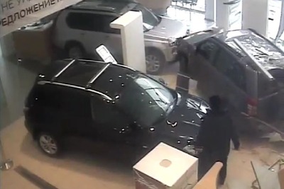 ロシアの販売店、怒れる客が車で突入の瞬間［動画］ 画像