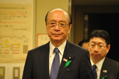 前田国交相 違法性の認識を否定 画像