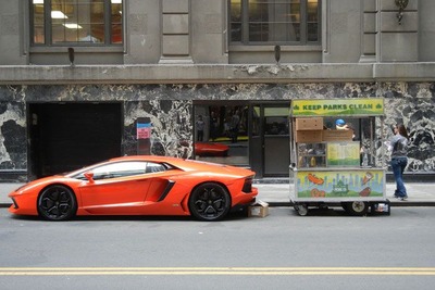 【ニューヨークモーターショー12】ランボルギーニ アヴェンタドール が市内に出現…パートナーはホットドッグ?! 画像