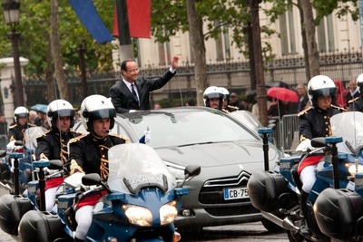 仏新大統領、DS5 オープンモデルで雨のシャンゼリゼ通りを就任パレード  画像