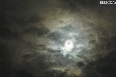 雲の向こうに金環食を観測 画像