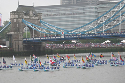 スズキ、英国女王即位60周年祝典で55台のボートに船外機供給  画像