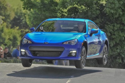 スバル BRZ、マン島TTで大ジャンプ！ 画像