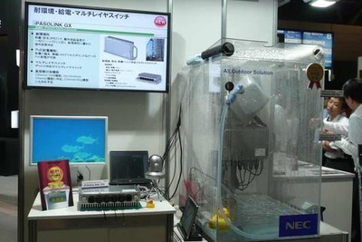 【Interop Tokyo 12】NEC超小型マイクロ波通信システム 画像