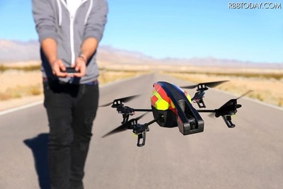 スマホで操縦できる小型ヘリ、高画質カメラ搭載 画像