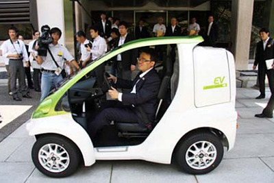 【トヨタ車体 コムス 発売】愛知県に2台寄贈、大村知事が試乗 画像