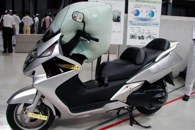 【ホンダミーティング】2輪車にエアバック…200回のドカン! 画像