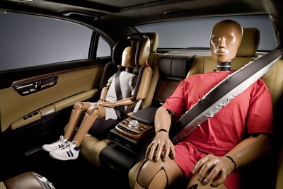 メルセデスベンツ、エアバッグ内蔵 後席シートベルトを実用化…次期Sクラスに採用か 画像